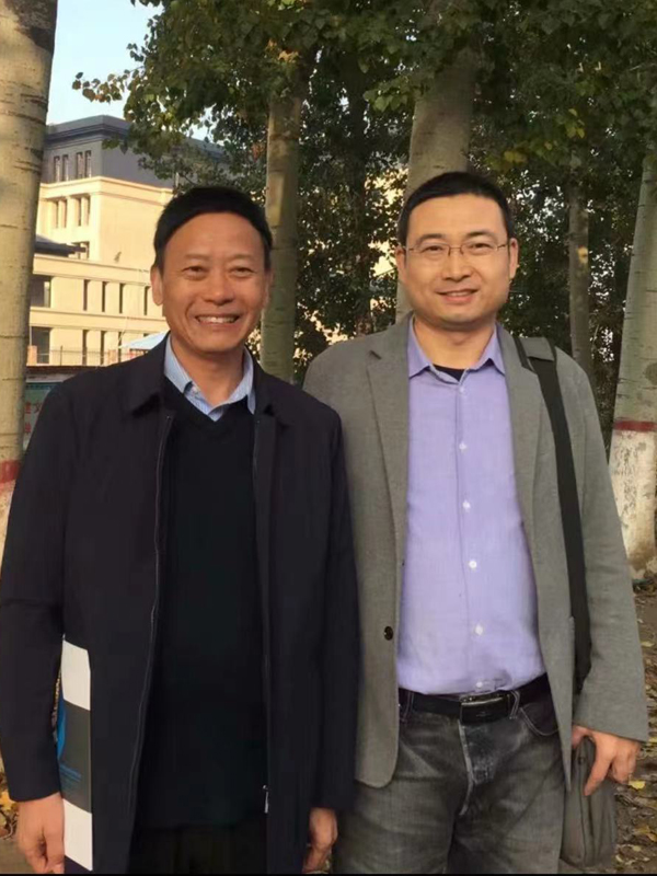中國建筑材料工業(yè)聯(lián)合會(huì)石膏建材分會(huì)秘書長楊再銀（右一）與公司董事長陳長新合影。.jpg
